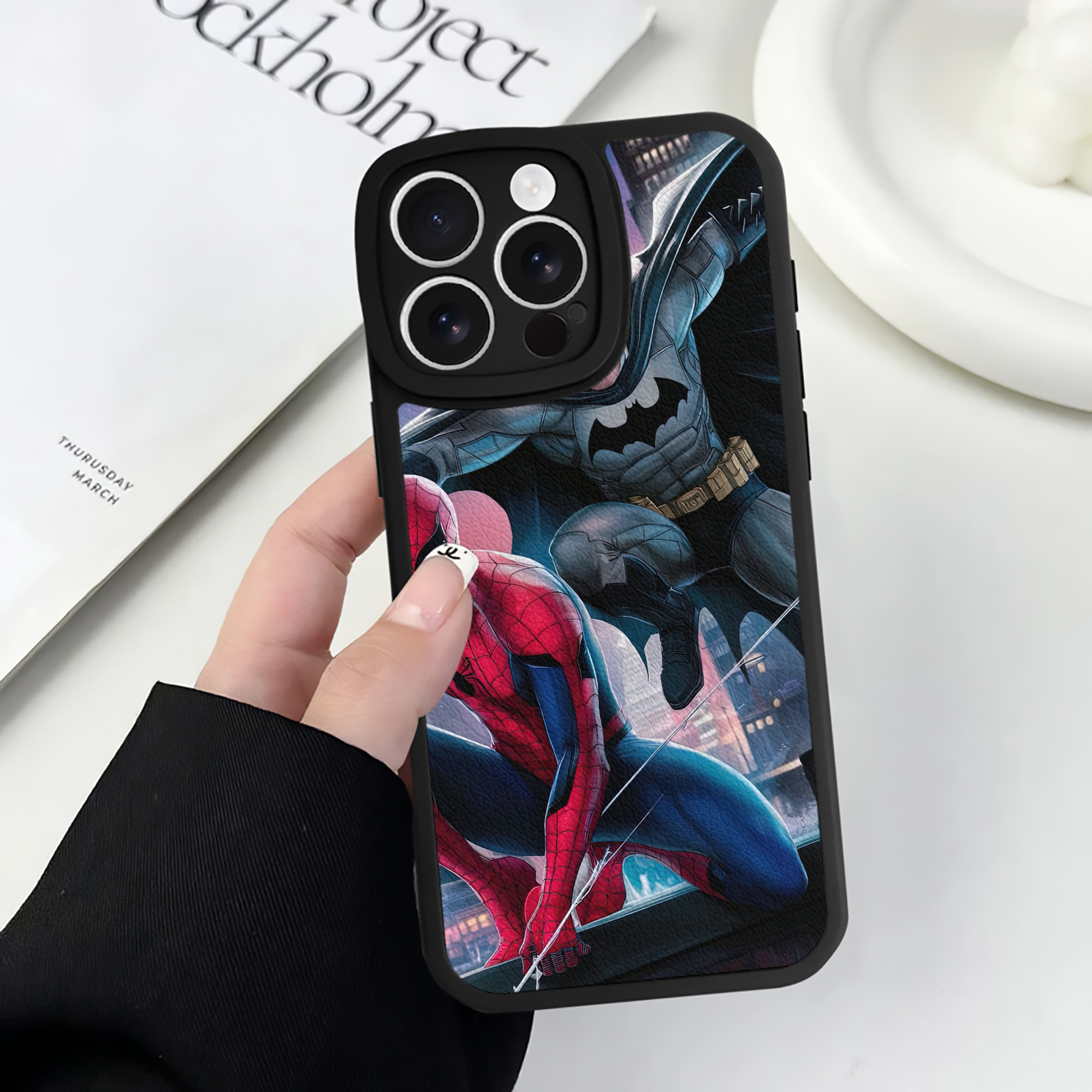 （画像用） Spider Man スパイダーマン 【iPhone 16シリーズ対応】シリコンスマホケース（レザー調） 材質：シリコン